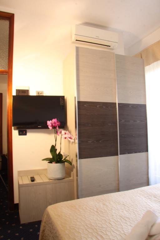 Hotel Tilly Чезенатико Экстерьер фото