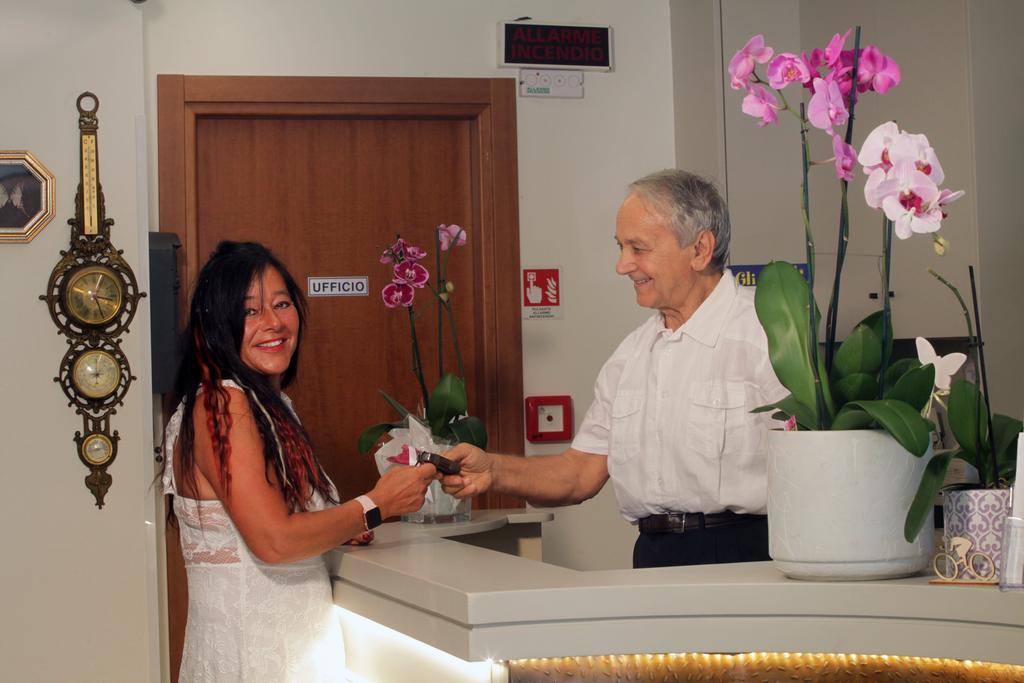 Hotel Tilly Чезенатико Экстерьер фото