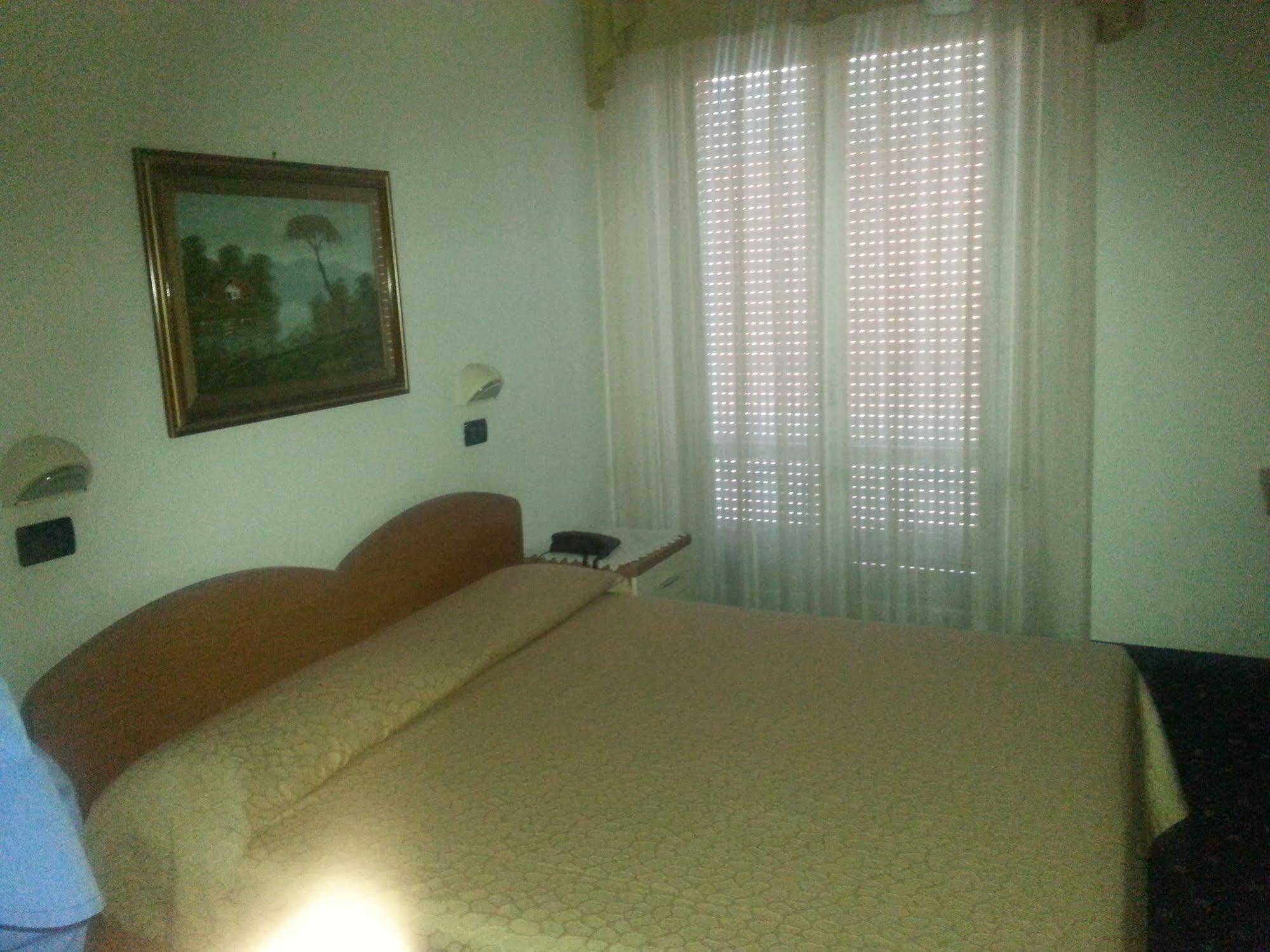Hotel Tilly Чезенатико Экстерьер фото